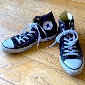 High top Chuck Taylor Converse All Stars sneakers EUC